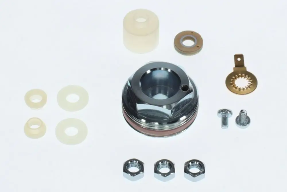 BOSCH Kleinteile Set mit verschiedenen Metall- und Gummikomponenten, einschließlich Ringen, Schrauben und einer Halterung, auf hellem Hintergrund angeordnet.